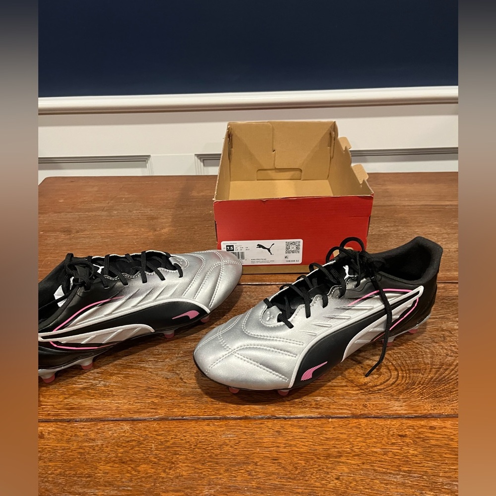 NEW! PUMA King Pro FG Soccer Cleats! Women’s size 8.5, Men’s 7.5 (no box lid)